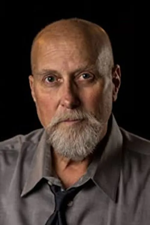 Jordan Lund interpretando a Mr. Cook