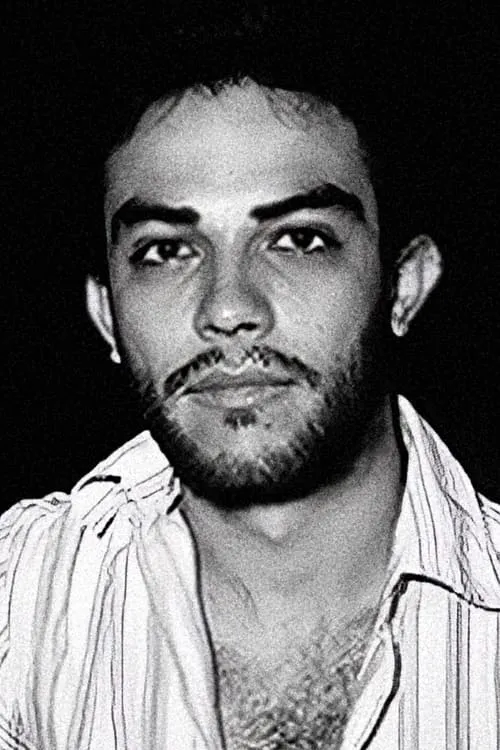 Jorge Becerra interpretando a 