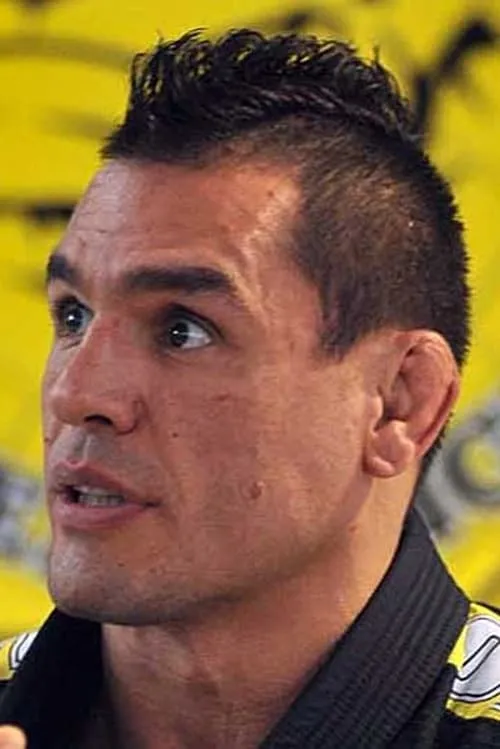 Jorge Patino interpretando a Himself