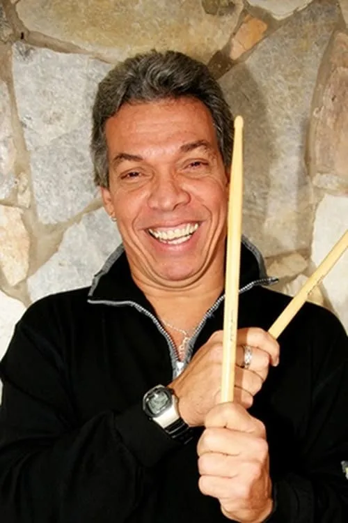 Jorginho Gomes interpretando a Self - Musician: Drums