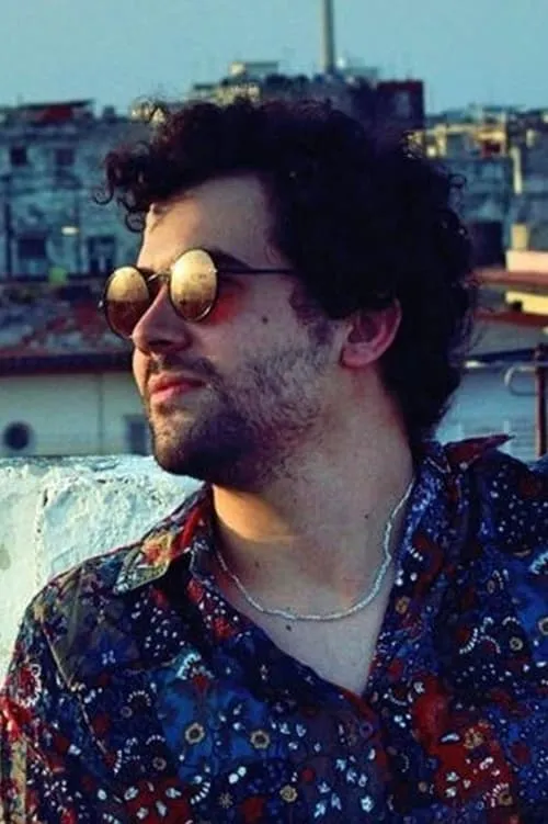 José Luis Aparicio interpretando a TV Cameraman