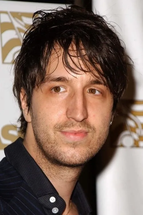 Joseph Arthur interpretando a Freddy's Father