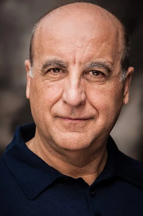 Joseph Long interpretando a Lucky Luciano