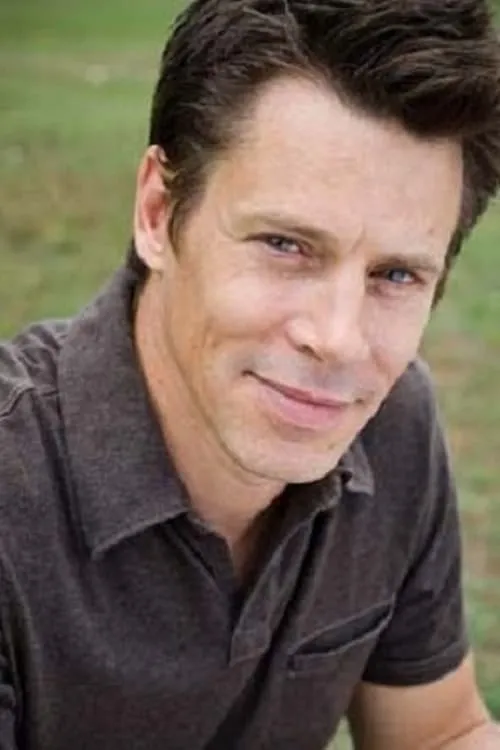 Joseph Murphy interpretando a Raymond Mead