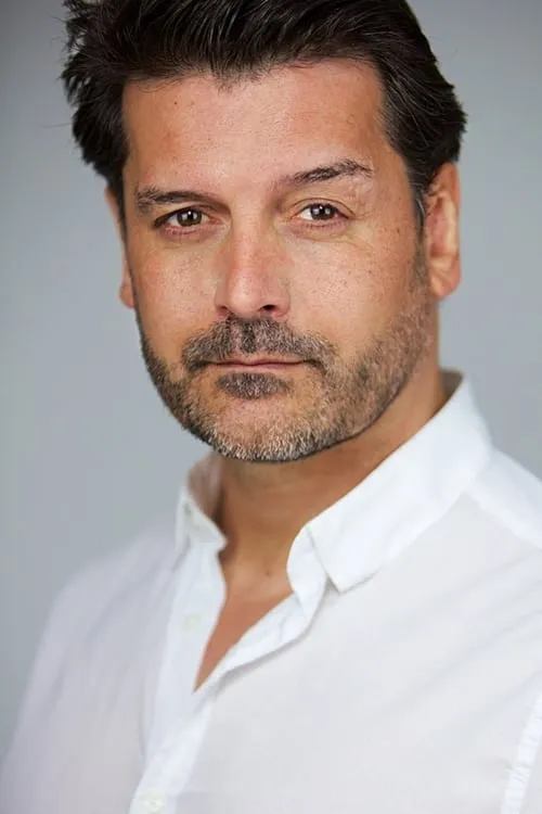 Joseph Rye interpretando a Joe Connors