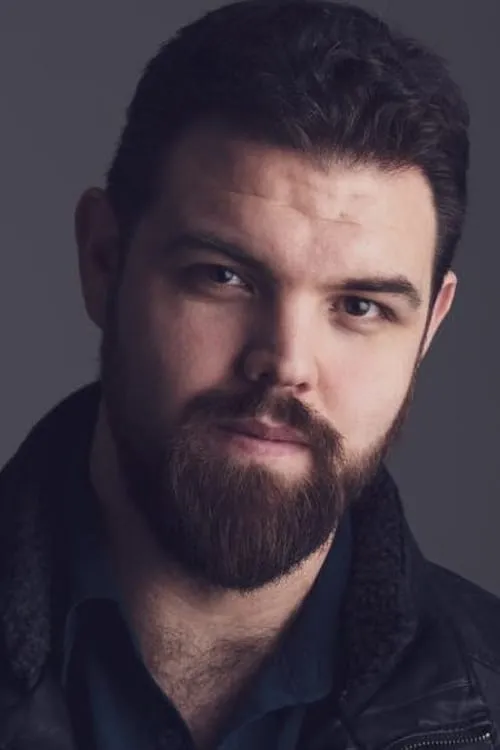 Josh Bainbridge interpretando a Mark