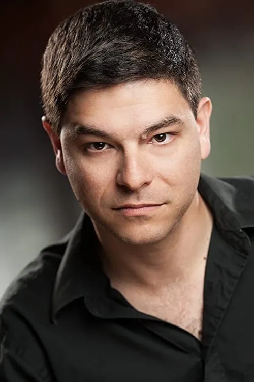 Josh Byer interpretando a Detective Fitzgerald