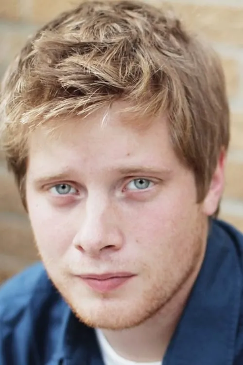 Josh Caras interpretando a Benji