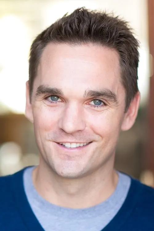 Josh Evans interpretando a Kim