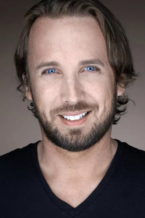 Josh Royston interpretando a Creepy Paparazzo