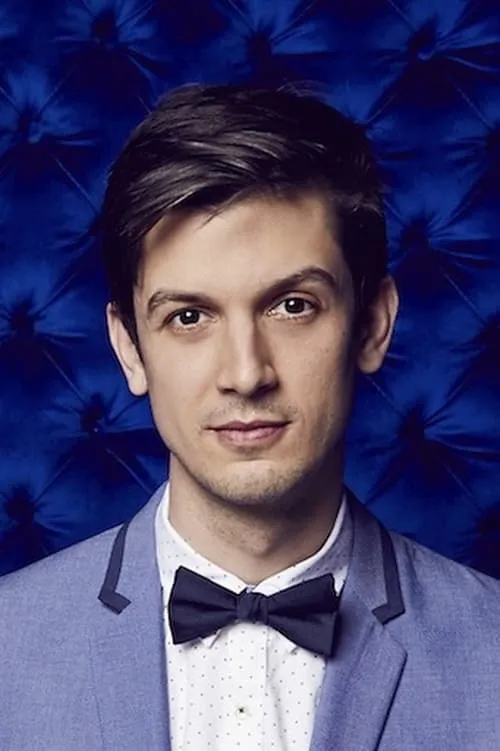 Josh Sharp interpretando a Self