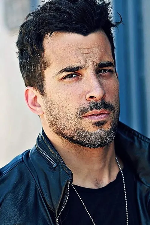 Joshua Leary interpretando a Kirk (as Josh Winot)