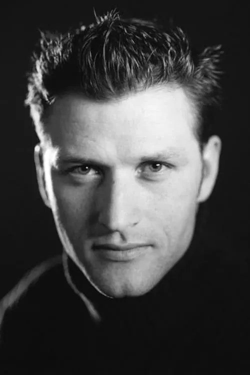 Joshua Loren interpretando a Michael Greenwood