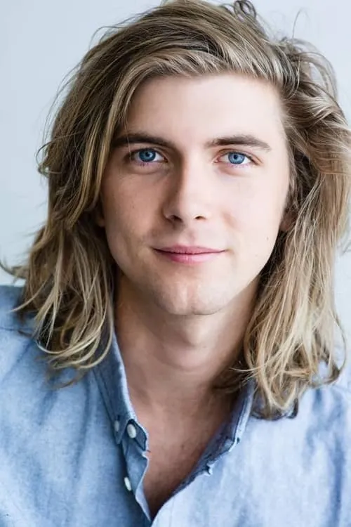 Joshua Payne interpretando a James