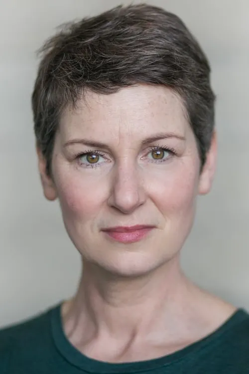 Josie Walker interpretando a Auntie Violet