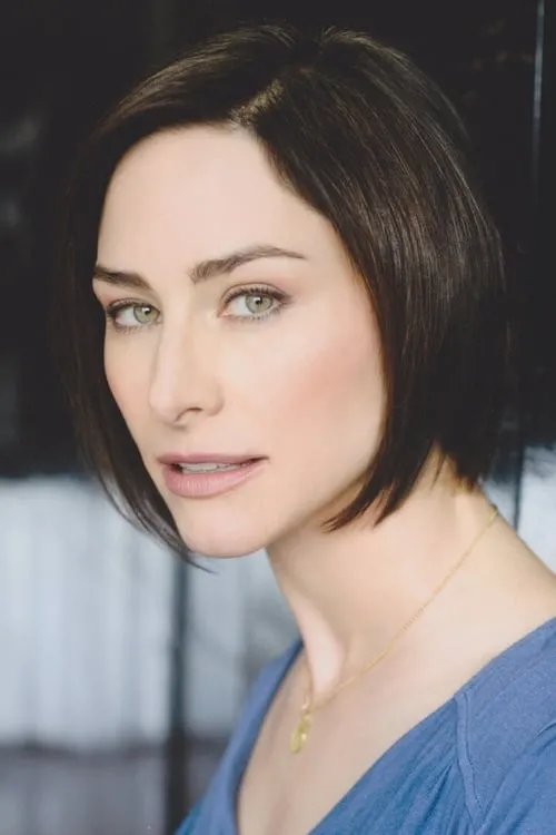 Joy Tanner interpretando a Kit Geary