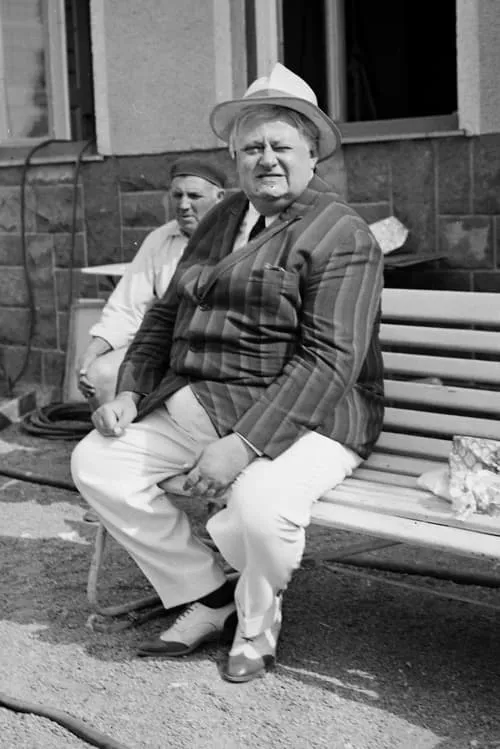 József Szendrő interpretando a Boger