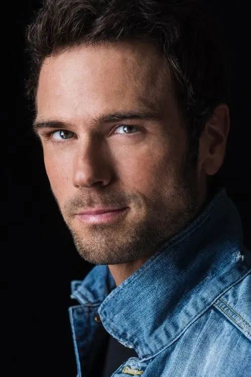 J.T. Hodges interpretando a Owen