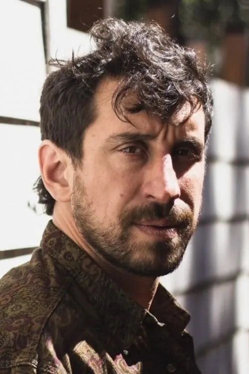 Juan Alari interpretando a Pedro