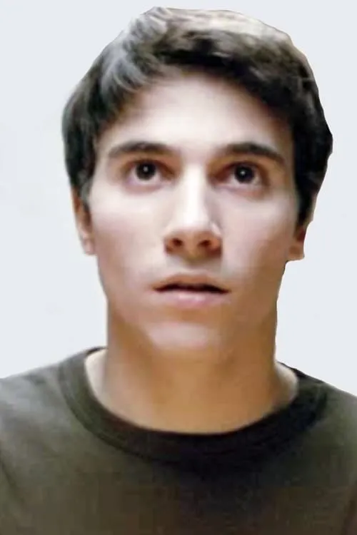 Juan Diego West interpretando a Claudio