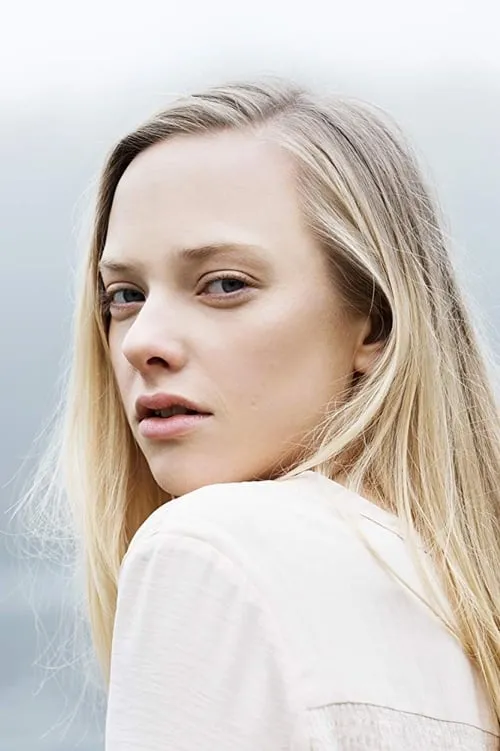 Judith Neumann interpretando a Polly