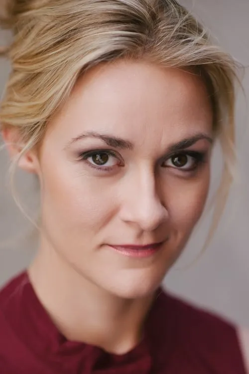 Julia Billington interpretando a Tara