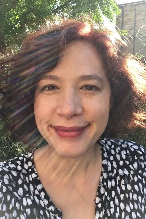 Julia Sandiford interpretando a Poppy Clarke