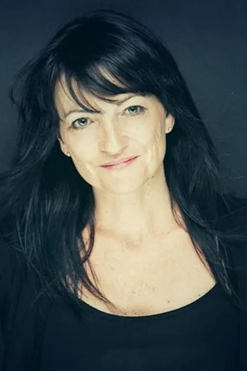 Julia Worsley interpretando a Erminda