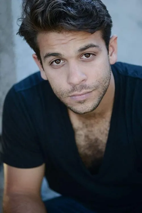 Julian Alexander interpretando a Brice, Arya's Boyfriend