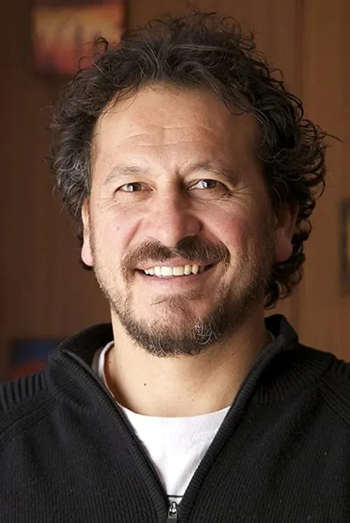 Julian Arahanga interpretando a Apoc