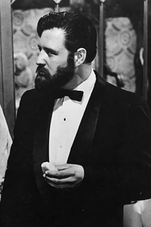 Julian Burton interpretando a Dr. Rusk