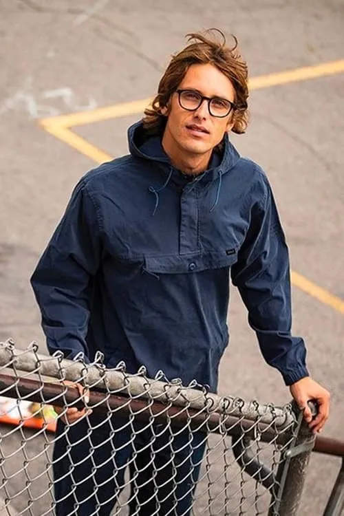 Julian Davidson interpretando a