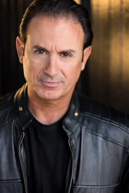 Julian Flynn interpretando a PUND's Pilot