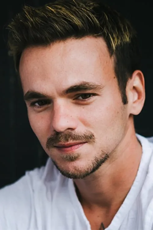 Julian Robino interpretando a Arthur