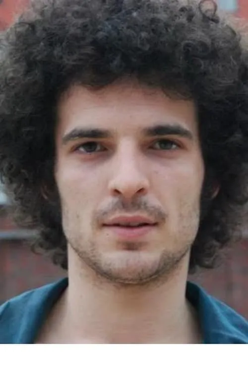 Julián Tello interpretando a Camilo