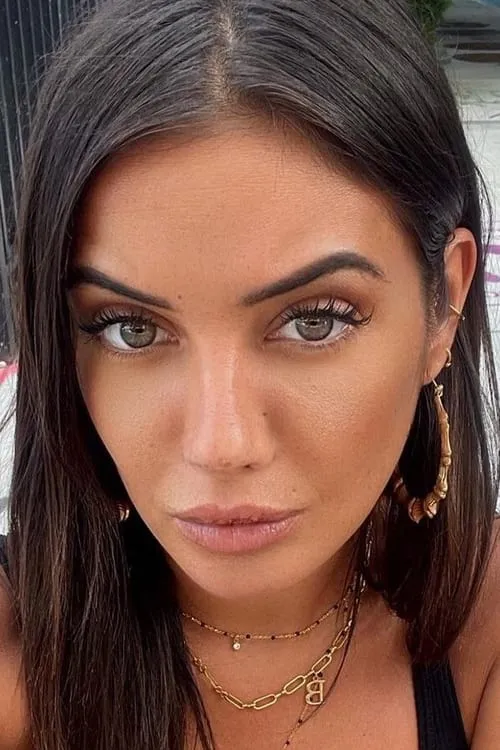 Julie Bertin interpretando a