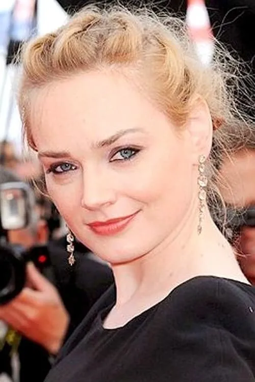 Julie Judd — personaje: Laurence