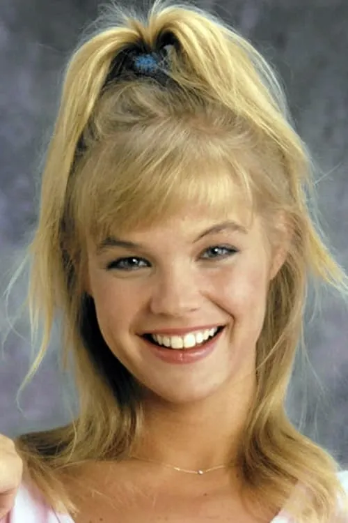 Julie McCullough interpretando a 