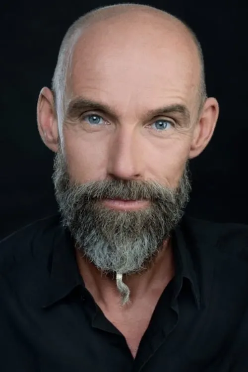 Julien Blaschke interpretando a Julien