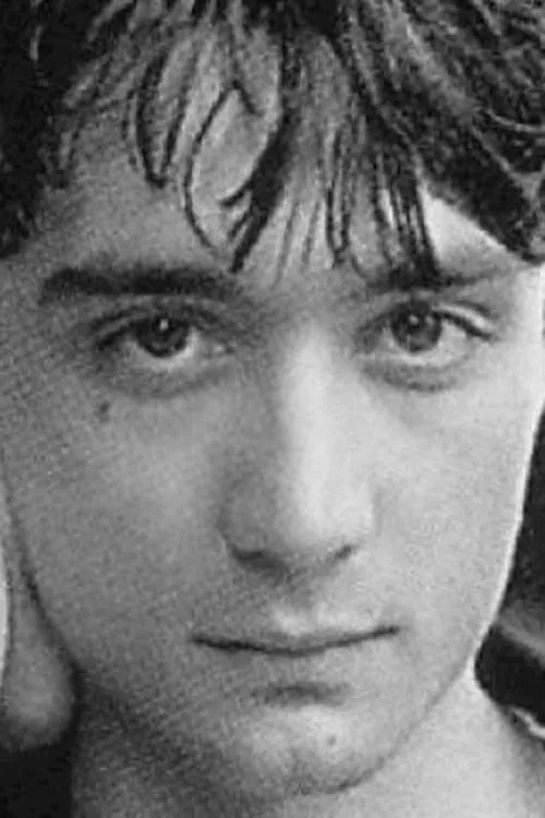 Julien Rassam interpretando a Benoît Weizman