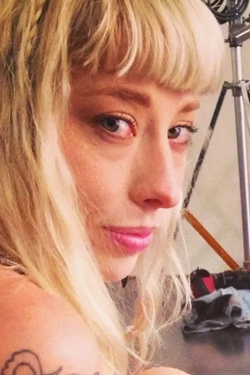 Juniper Gold interpretando a (archive footage)