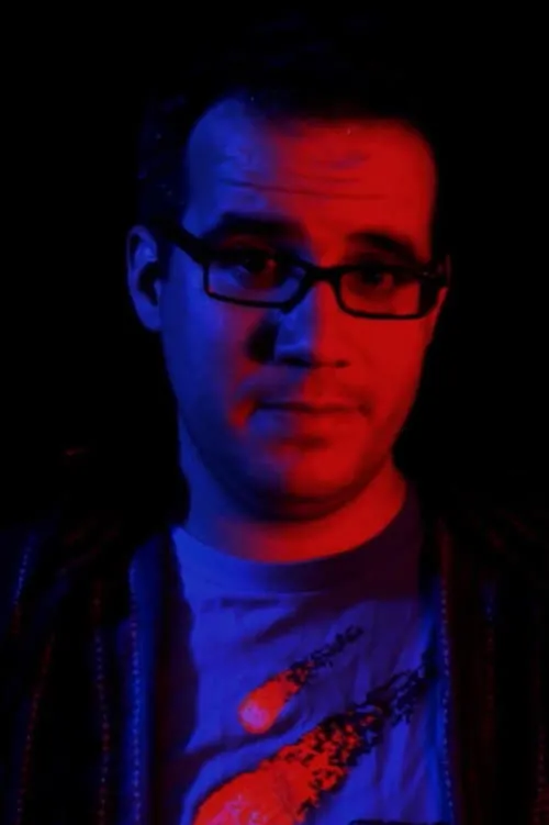 Justin Decloux interpretando a Security Guard