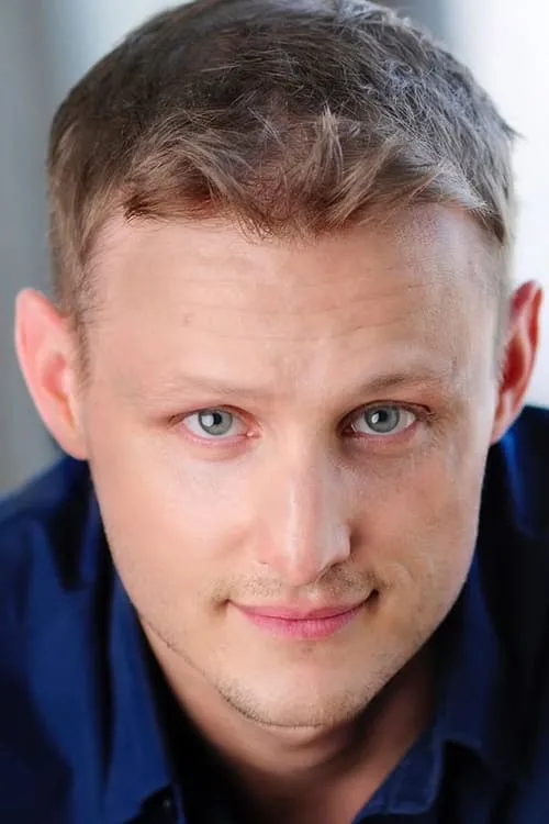 Justin France interpretando a Eric