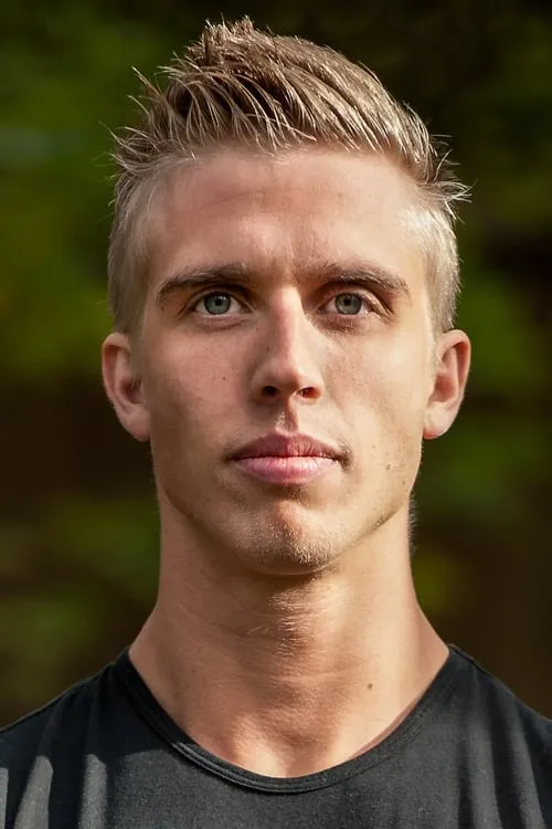 Justin Howell interpretando a Gio