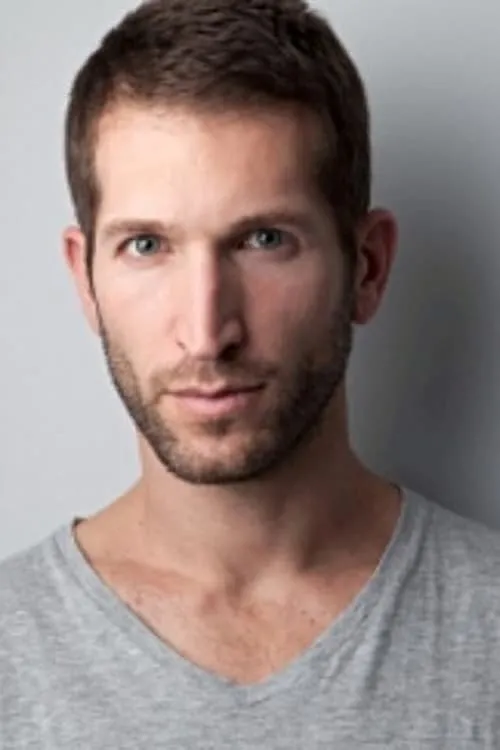 Justin Munitz interpretando a Alex