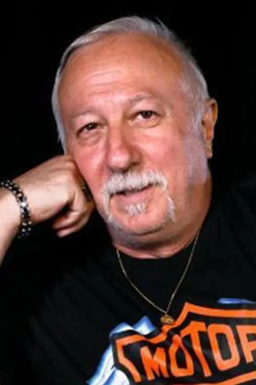 Kaan Erkam interpretando a