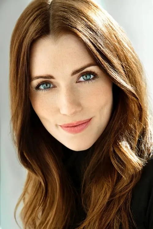 Kaitlyn Raymond interpretando a Secretary #3