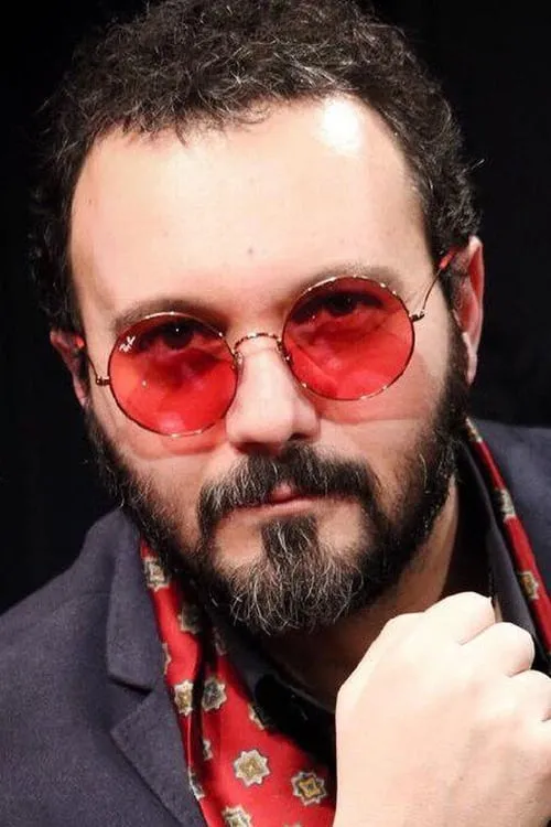 Kambiz Dirbaz interpretando a 