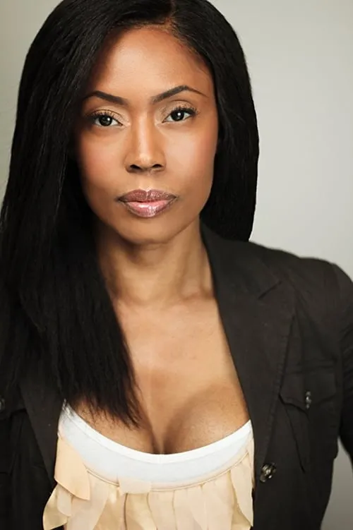 Kamille McCuin interpretando a Agatha Archer