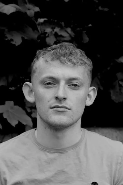 Kane O'Connell Flynn interpretando a Radar